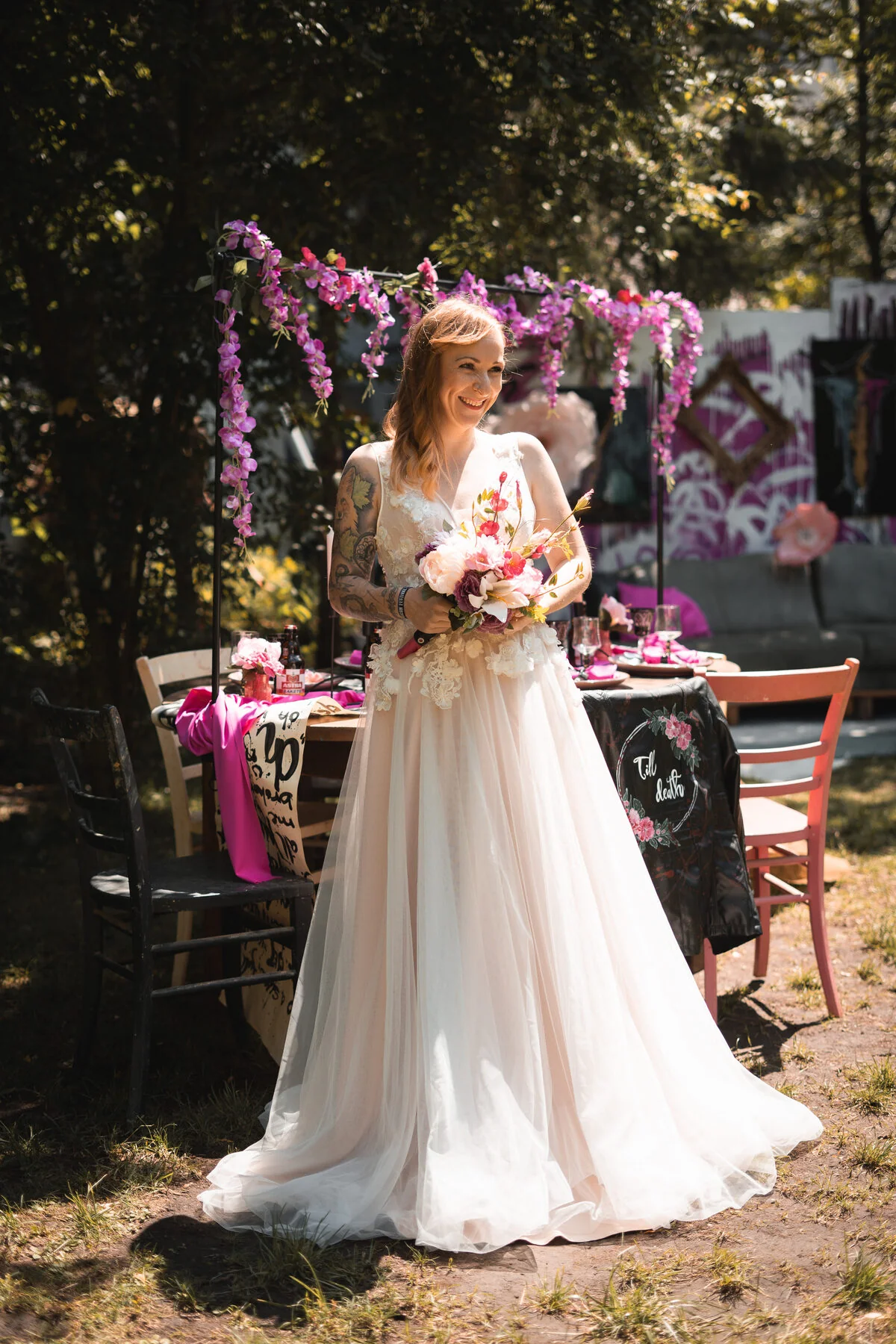 Braut im Brautkleid vor Blumenbogen - Hochzeit mit Hochzeitsplanerin CisaBella aus Halle (Saale)